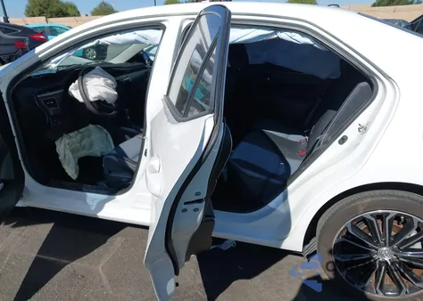 2015 Toyota Corolla S Plus z USA, uszkodzony, nr VIN 5YFBURHE2FP218523